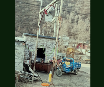 山區(qū)屠戶用微型電動(dòng)葫蘆把豬吊起來